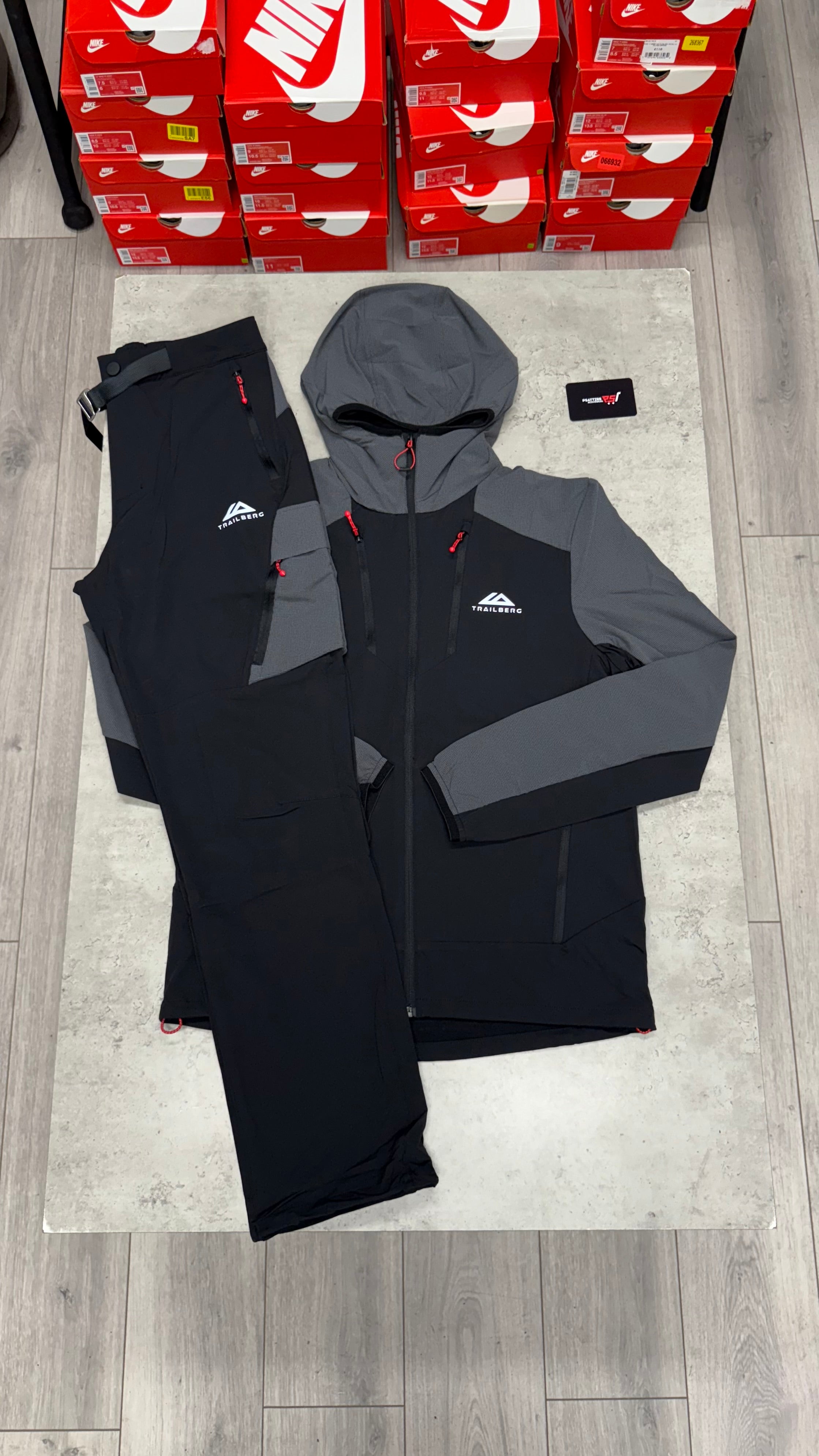 Trailberg Faltenjura Tracksuit ‘Black Grey’